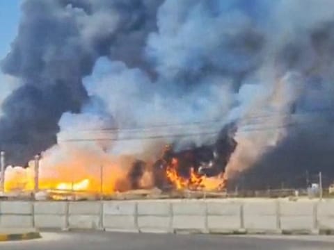Rook en vuur stijgen op nabij het Zuid-Pars-gasveld na een aanval in de provincie Bushehr, Iran.